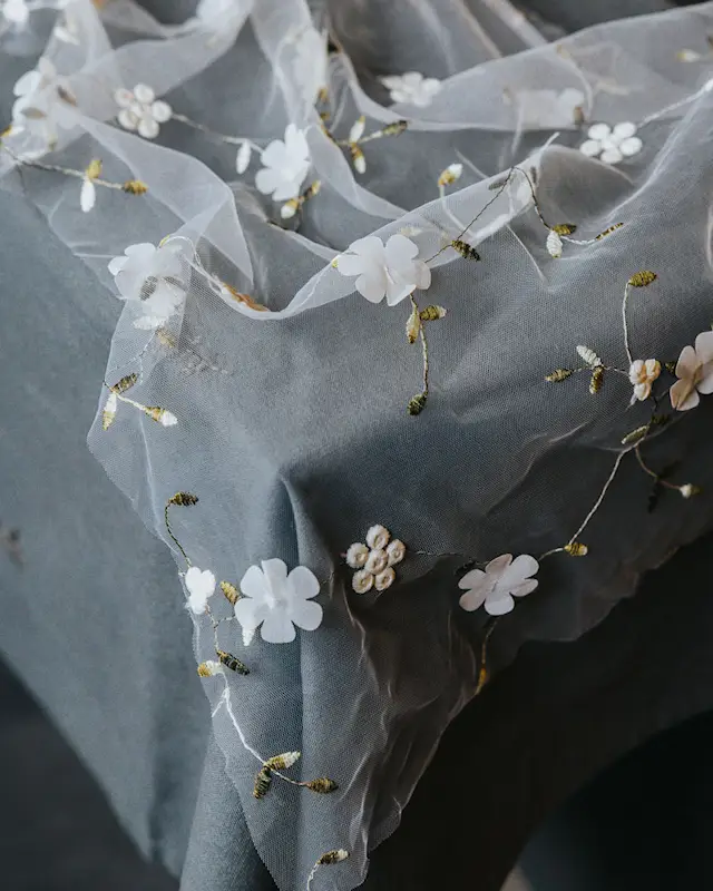 Table Runner Embroided Flowers Creme