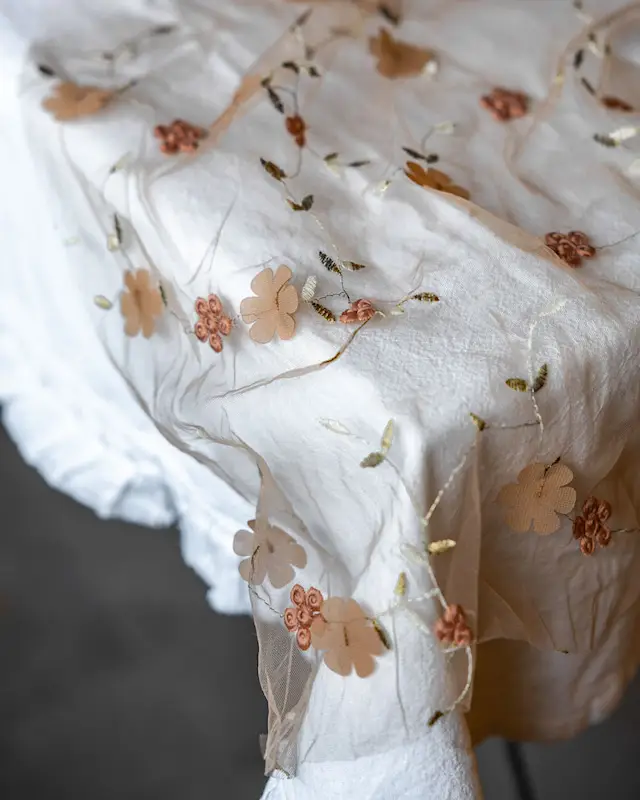 Table Runner Embroided Flowers Natural